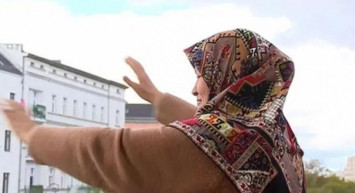 Berlin'de Ayşe Teyze Sosyal Medyada 1 Mayıs Fenomeni Oldu