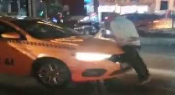 Beyoğlu’nda Yolcu Aracın Üzerine Çıkarak Ortalığı Birbirine Kattı