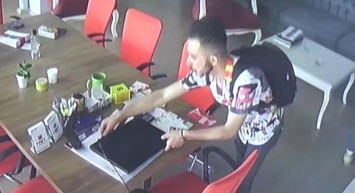 Böyle hırsızlık görülmedi! Oto merkezine acil lavabo ihtiyacı için giren şahıs, çalışma ofisindeki bilgisayarı çaldı