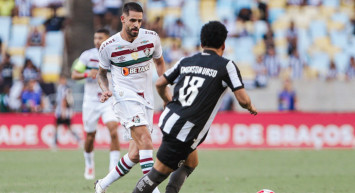 Brezilya liginde ilginç anlar: Oyun dursun diye takım arkadaşını sahaya sürükledi