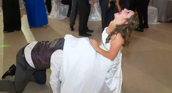 Bu nerenin adeti? Damadın düğünde geline yaptığını babası izleyemedi! Gelinin jartiyerini…