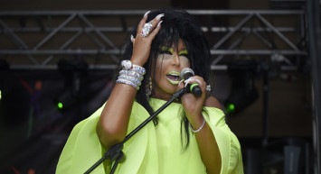 Bülent Ersoy'un İstediği Çantalar Türkiye'de Olmayınca, Arkadaşı Devreye Girdi!