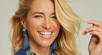 Burcu Esmersoy Bikinisi İle Dans Etti, Görenler Küçük Dilini Yuttu!