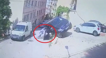 Bursa'da akıllara durgunluk getiren olay! İki kadın minibüsü hava da yakaladı!