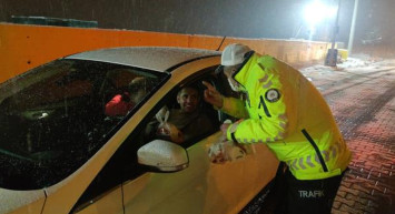 Bursa'da Emniyet Ekipleri Trafikte Kalan Sürücülere Çay ve Simit İkram Etti