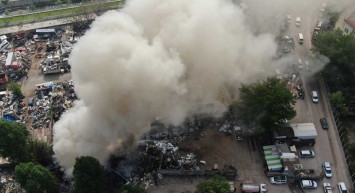 Bursa'da korkutan yangın: Geri dönüşüm tesisinde çıkan yangın drone ile görüntülendi