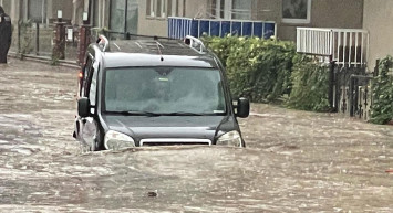 Bursa’da sağanak yağış hayatı felç etti: Araçlar sürüklendi, iş yerlerini su bastı