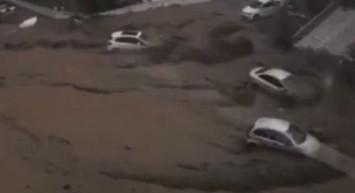 Bursa'da sağanak yağış hayatı olumsuz etkiledi! Caddeler sular altında kaldı