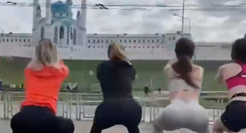 Cami Önünde 'Squat' Yaptılar!