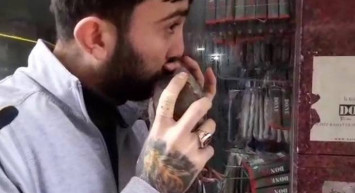 Çatıdan Düşerek Bilincini Kaybeden Güvercine Suni Teneffüs Yaparak Hayata Döndürdü