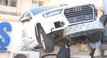 Çekmeköy'de akıllara durgunluk getiren kaza! Kabus anları güvenlik kamerasına yansıdı!