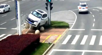 Çin'de Takla Atan Sürücüyü Emniyet Kemeri Kurtardı