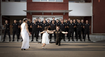 Çocuklardan görev başında olan polis babalarına sürpriz