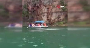 Dehşet Dolu Anlar: Dev Kaya Parçası Turistlerin Üzerine Düştü 7 Kişi Hayatını Kaybetti