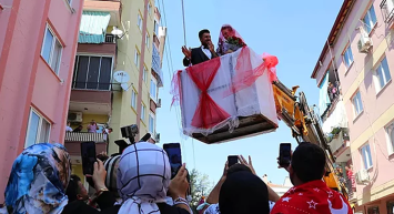 Denizli'de Damat Süslediği Vinçle Gelini Evinden Aldı