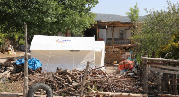 Denizli’de Depremlerin Ardından Çatlaklar Oluşan Ev Boşaltıldı