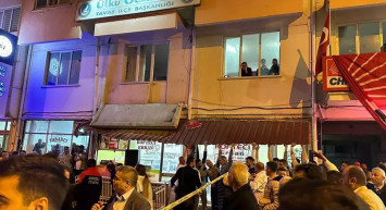 Denizli’deki CHP ilçe binasının balkonu çöktü: 1 kişi hayatını kaybetti!