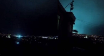 Depremden hemen önce görüldü: Gökyüzünü aydınlatan gizemli ışık kamerada göründü