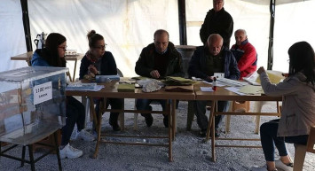 Depremzedeler kurulan konteynerde oylarını kullanıyor