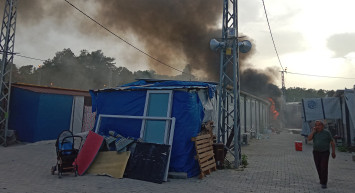 Depremzedeleri korkutan yangın: Hatay'daki konteyner alevler içerisinde kaldı