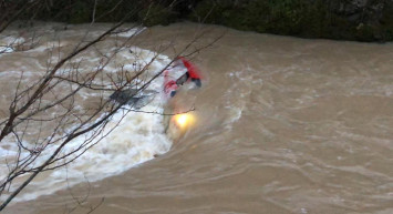 Dereye Uçan Araçtaki 3 Kişi Vatandaşlar Tarafından Kurtarıldı