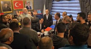 Devir-teslim töreninde ortalık karıştı: Yeniden Refah'lı mevcut başkan MHP'li milletvekiline saldırdı