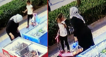 Diyarbakır’da Bir Anne Çocuğunun Önce Kafasına Bastı Sonra Da Yüzüne Toprak Attı!