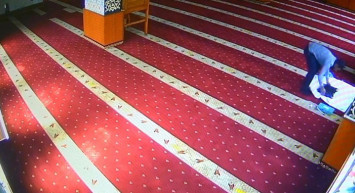 Diyarbakır'da 'Pes' Dedirten Hırsızlık! Camiye Girdi, Ses Cihazını Kefene Sarıp Çaldı