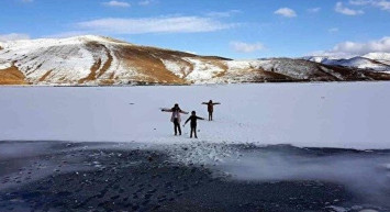 Dondurucu soğukların etkisiyle Demirözü Barajı buz tuttu