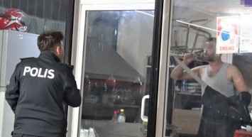 Döner Bıçağıyla Kendini Restorana Kilitleyen Adam Ayağına Savcı İstedi