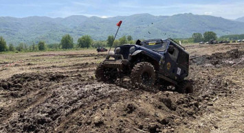 Düzce'de off-road yarışları renkli görüntülere sahne oldu