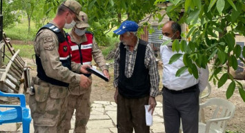 Elazığ’da Yaşlı Adam Çalınan Maaşını Bulan Jandarmaya Harçlık Vermek İstedi