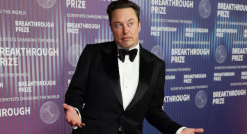 Elon Musk kırmızı halıda şekilden şekile girdi!