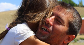 Erzurum'da Çocuklarını Sırtında Taşıyarak Okula Götüren Baba Duygulandırdı