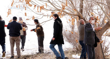 Erzurum’da Engelliler, Kuşlar İçin Ağaç Dallarını Ekmeklerle Donattı