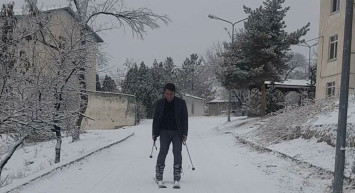 Kar Yağışını Fırsata Çevirdi: Erzurum’daki Öğretmen Okula Kayarak Gidiyor!