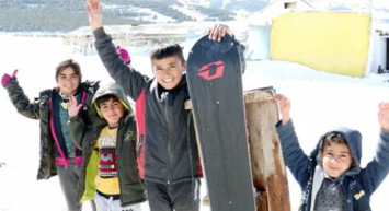 Erzurum’lu Çocuklar Karın Keyfini Kendi Yaptıkları Kayak Takımıyla Çıkardı