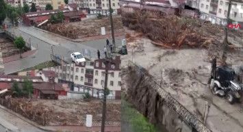 Ezine Çayı'nı Tıkayan Tomruklar Köprüyü Patlattı:  Felaketin Görüntüleri Anbean Kaydedildi!