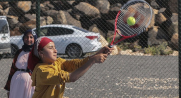 Fedakar Anneden Alkışlanacak Hareket! Şanlıurfa'da Kızı İçin Tenis Kortuna Çıktı
