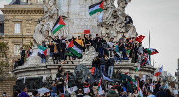 Fransa'da Gazze eylemi! Eylemciler Lyon çeşmesini kırmızıya boyadı