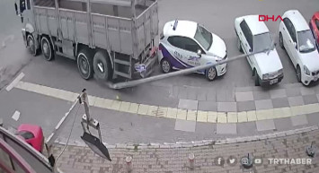 Freni Boşalan Kamyon Park Halindeki Araçlara Çarparak Durdu