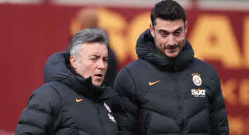 Galatasaray'ın eski futbolcusu olan Albert Riera'nın teknik direktör olarak geldiği Olimpija Ljubljana basın toplantısında olay çıktı! Taraftarlar imza törenini bastılar