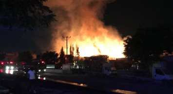 Gaziantep’te Çıkan Yangında Ahşap Palet Fabrikası Kül Oldu