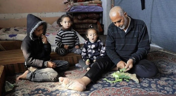 Gazzeli Baba, çocuklarıyla eğlenceli şarkılarla savaştan etkilenen çocuklara umut oluyor