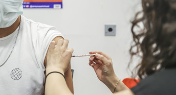 Gençlerde Hastanede! Bakan Kocanın Açıklamasının Ardından 18 Yaş Üstü Aşı Olmaya Başladı