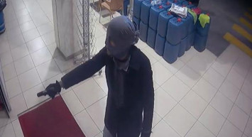 Giydiği Tişörtü Kar Maskesi Yaptı! Akaryakıt İstasyonunun Marketini Soydu