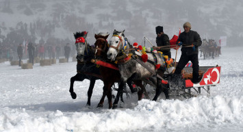 Görenleri şaşkına çevirdi: Havaya atılan su, yere buz taneciği olarak düştü