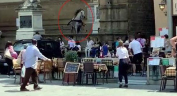 Görüntüler Bilindik Yerden! Kızgın At Ortalığı Birbirine Kattı