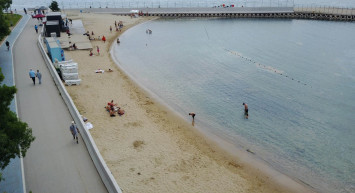 Güneşli Havaya Dayanamayanlar Caddebostan'da Deniz Salyalarına Aldırış Etmeden Yüzdüler