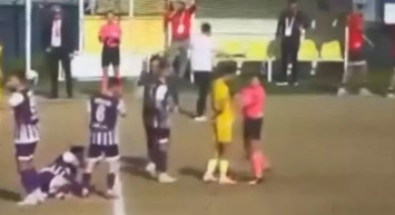 Hakem futbolcuyu itti, oyuncu yerlerde yuvarlandı: O anlar sosyal medyada gündem oldu